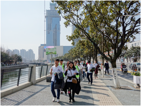 一路上，志愿者把“學雷鋒踐行動 樹新風做好事 做志愿者”的精神傳揚到大街小巷，把雷鋒為人民服務的志愿精神帶到城市的每個角落。